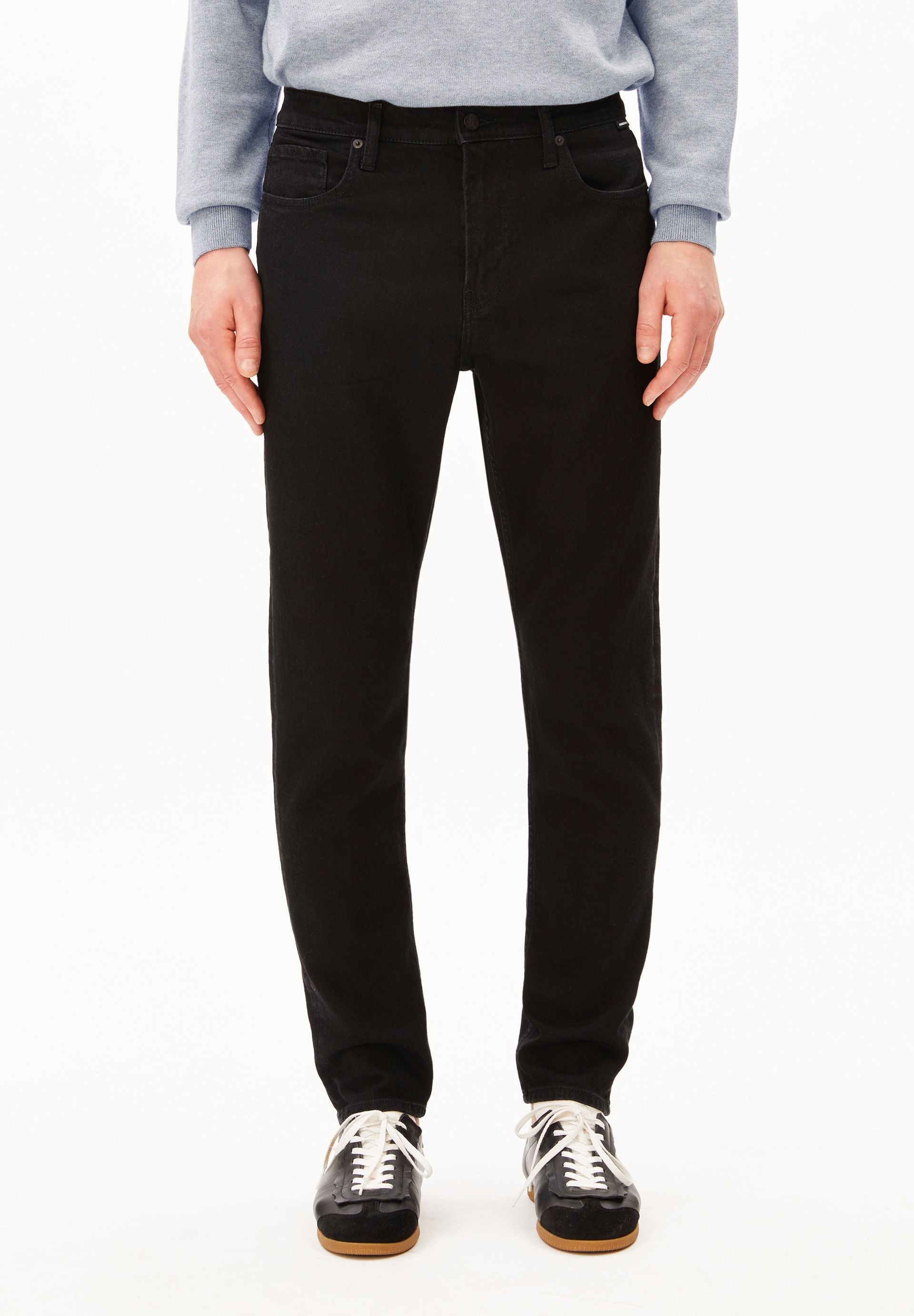 AARJO TARPA TAPERED JEANS | RINSE BLACK | CUTS