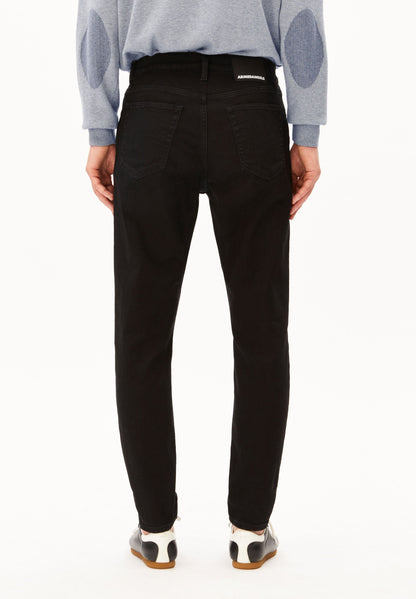 AARJO TARPA TAPERED JEANS | RINSE BLACK | CUTS