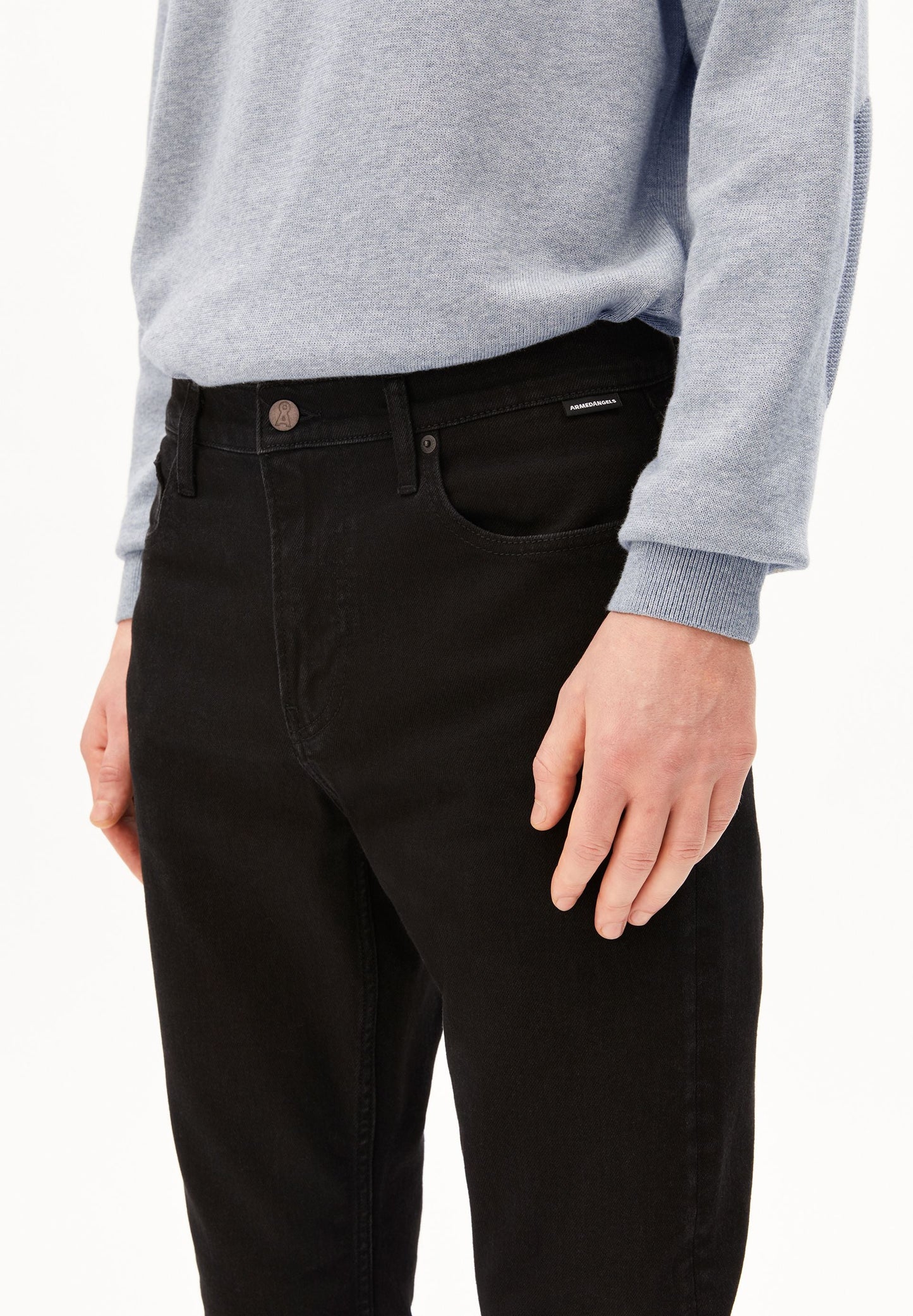 AARJO TARPA TAPERED JEANS | RINSE BLACK | CUTS