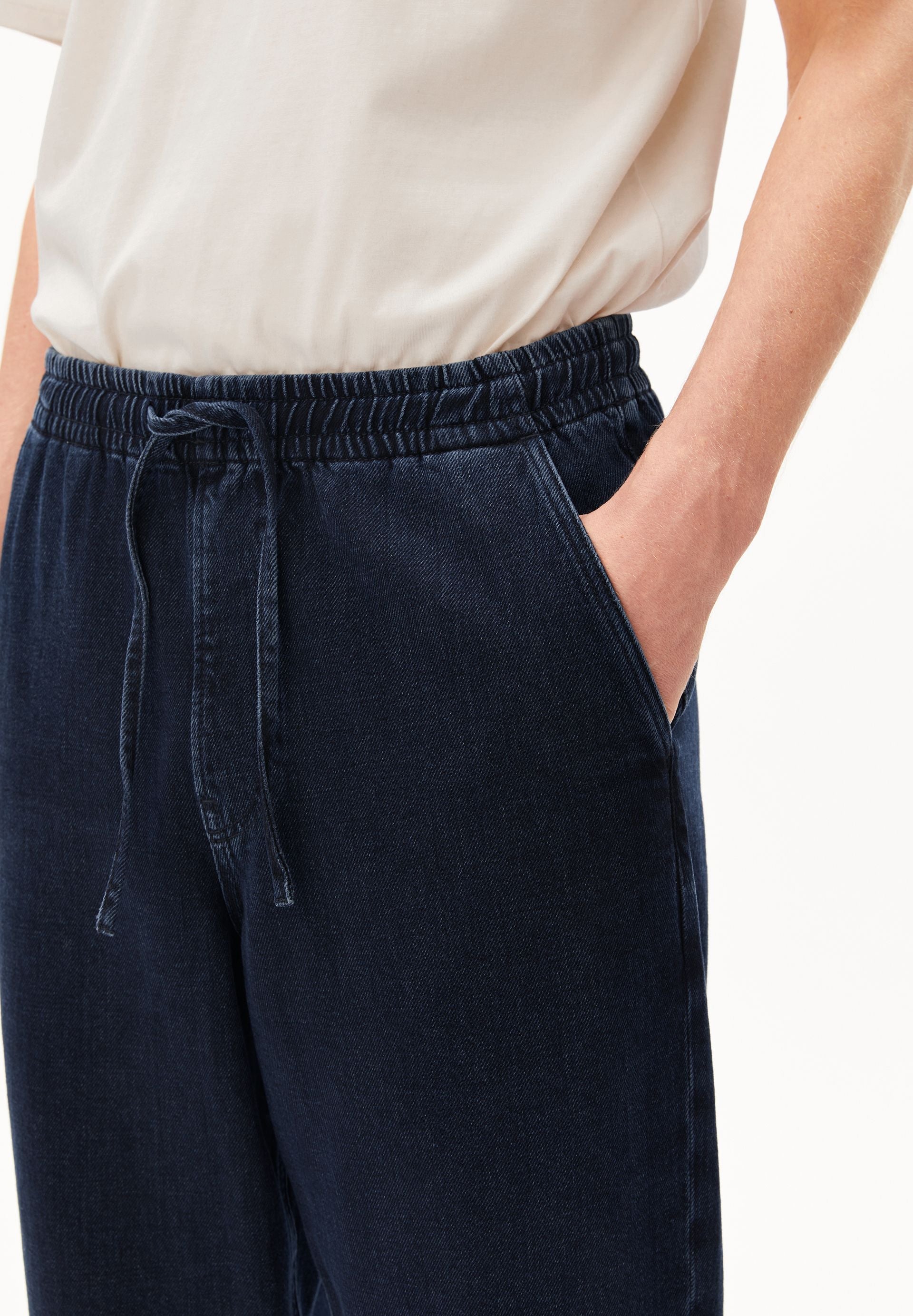 PULL-ON TAPERED JEANS | LOLITE | CUTS